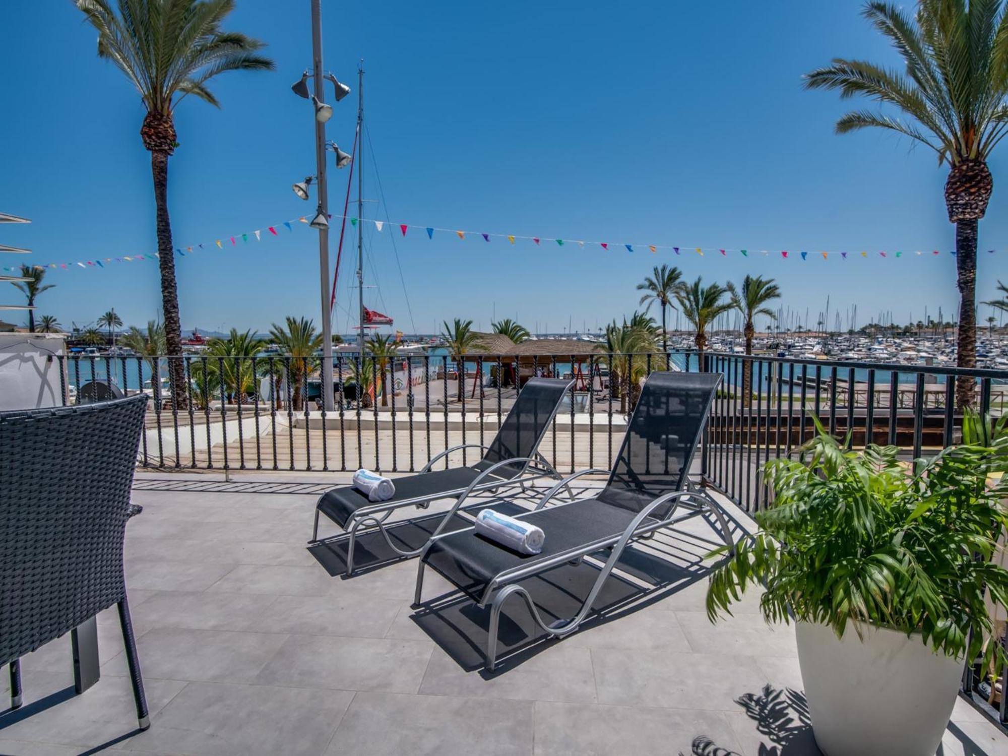 Seafront Apartment, 200m From